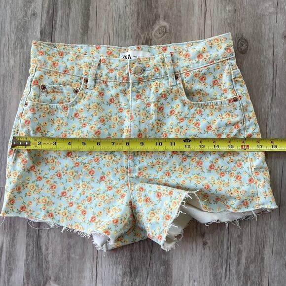 Zara The 90’s Shorts Romantic Flower Print High Rise Raw Hem Denim Shorts SZ 4 - Picture 5 of 8